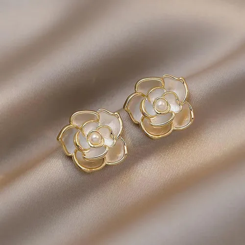 Vista 3 de AILUOR Conjunto de joyas de flores de camelia con rosas negras, juego de collar y aretes de gancho para mujer