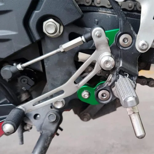 Vista 5 de Estriberas para motocicleta Reposapiés trasero ajustable trasero (hacia arriba 0.984 in, atrás 0.512 in) (para vehículo Kawasaki) Z500; NINJA500
