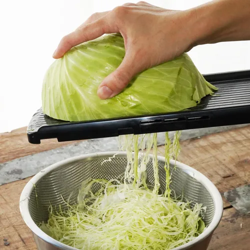 Vista 6 de KAKUSEE Mandolina de tres cuchillas, cortador de verduras con protector de dedos, corte de precisión sin esfuerzo y almacenamiento seguro, fabricado