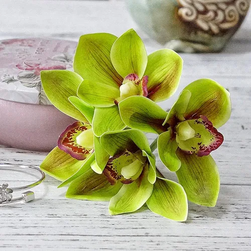 Vista 4 de Orquídeas artificiales Cymbidium - Orquídeas artificiales, 12 racimos de flores artificiales para exteriores, arbustos verdes, plantas