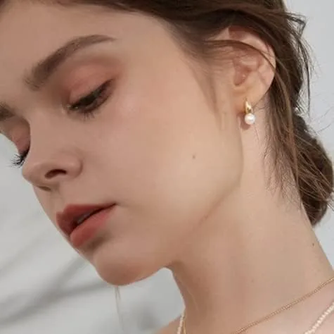 Vista 2 de VENOCO Pendientes de perlas delicadas para mujer, aretes de perlas barrocas de oro, aretes de aro de perlas elegantes de plata para novia