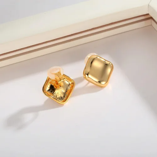 Vista 3 de ENSKEFEN Aretes cuadrados de clip para mujer, aretes de clip dorados con clip, aretes geométricos sin perforación, Latón, No es una piedra preciosa