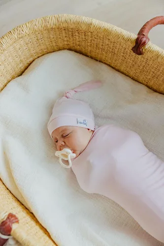 Vista 13 de Copper Pearl Gorro de bebé con nudo superior elástico suave Dolce