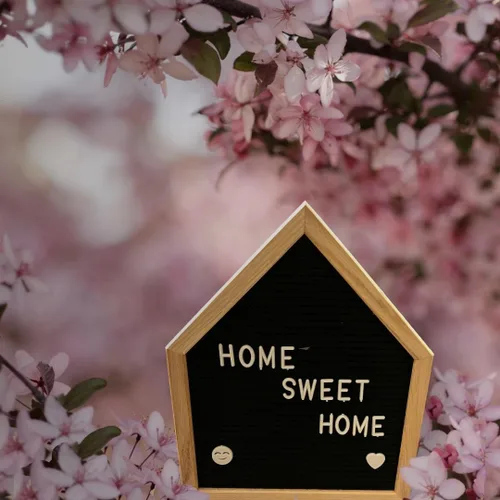 Vista 6 de Tablero de letras con forma de casa de madera de roble premium con dos juegos de letras y emojis, decoración ideal para el hogar y anuncio de bebé