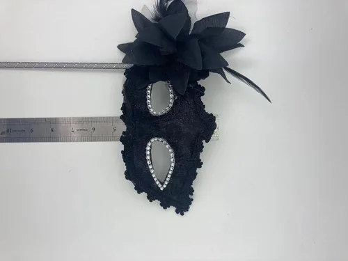 Vista 7 de AZYOUNG Máscaras de mascarada para mujer, con plumas, laterales, pétalos, flores, pétalos, máscara de encaje de mano con palo