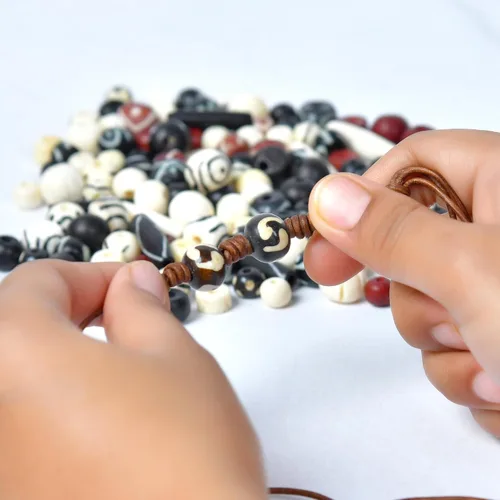Vista 5 de Surtido de cuentas de hueso talladas a mano para hacer joyas y manualidades, 130 piezas, cuentas naturales africanas y nativas americanas en negro