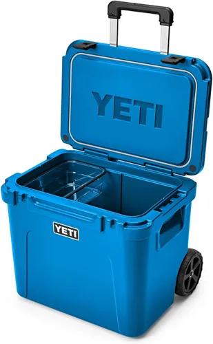 Vista 3 de YETI Roadie 60 - Hielera con ruedas y mango retráctil de periscopio