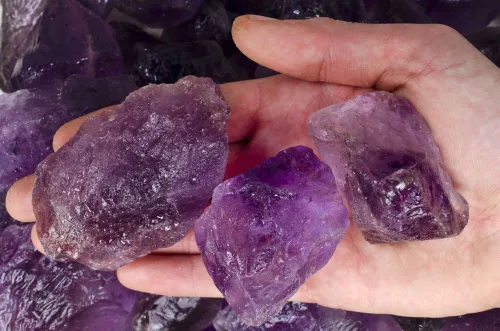 Vista 2 de Fantasia Materiales: 2 libras Amatista Grado 1 Piedras ásperas de trozos grandes de Brasil Trozos de amatista - Grado 1