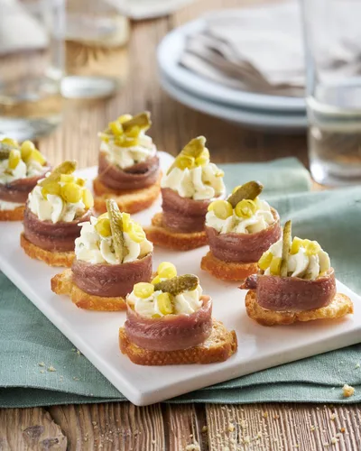 Vista 6 de Anchoas Ortiz en aceite de oliva virgen extra, filetes mantecosos firmes con un rico sabor a umami, capturados en la naturaleza en España, ideal