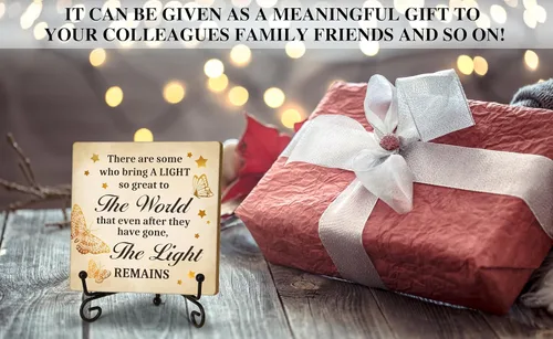 Vista 3 de Letrero de madera con soporte, diseño de mariposa con texto en inglés "There are Some Who Bring A Light So Great to The World", decoración