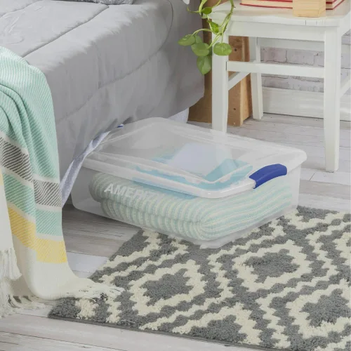 Vista 4 de Contenedor de almacenamiento de plástico para debajo de la cama de 32 cuartos de galón con tapa de pestillo, contenedor apilable transparente