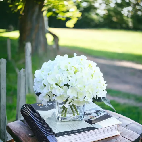 Vista 3 de Arreglos artificiales de flores de seda de hortensias en jarrón de vidrio cubo para boda casera