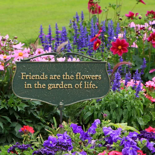 Vista 2 de Whitehall Products Letrero de poema de jardín con texto en inglés "Friends are the Flowers...", verde/dorado