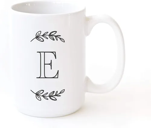 Vista 5 de The Cotton & Canvas Co. Manhattan Wreath - Taza de café personalizada con monograma inicial con letra A, taza de café de cerámica de porcelana. Para