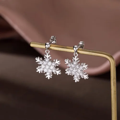Vista 4 de SLUYNZ Solid 925 Sterling Silver Sparkling CZ Snowflake Studs Earrings for Women Teens Snowflake Earrings Studs plata de ley A