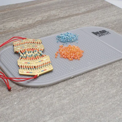 Vista 2 de The Beadsmith Alfombrilla adhesiva para cuentas: 5.5 x 3.25 pulgadas, tamaño pequeño, color gris, almohadilla antideslizante, tecnología de enjuague