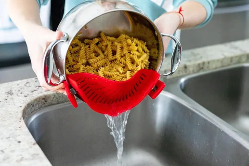Vista 2 de Arlig Colador de pasta con clip de silicona, ajuste universal para todas las ollas y cuencos, escurridor a presión para carne, verduras, colador