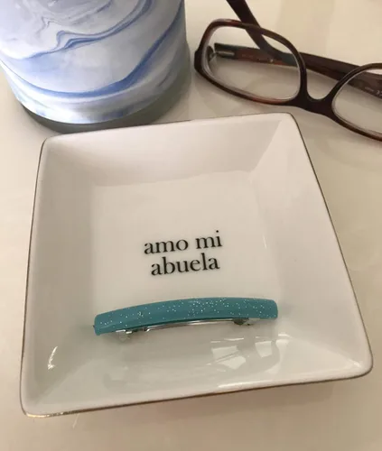 Vista 4 de Simply Charmed Amo Mi Abuela - Lindo regalo español para abuela - Soporte para platos o anillos de cerámica para joyas - Elegante bandeja