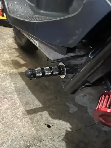 Vista 7 de PROCNC Pedales universales antideslizantes de 8 mm para motocicleta con pernos de instalación para Aprilla Honda Kawasaki Ducati Suzuki Yamaha Negro