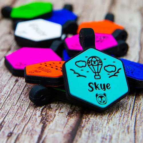 Vista 4 de Etiqueta de silicona silenciosa para perro personalizada con 5 líneas de identificación de mascotas grabadas profundas, duradera, sin sonido, diseño
