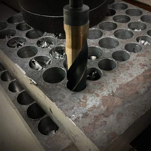 Vista 7 de COMOWARE Broca de vástago reducido de 1", HSS M2, broca negra y dorada con vástago de 3 planos de 1/2", punta dividida de 135°, brocas de metal