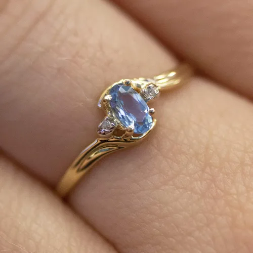 Vista 3 de Anillo ovalado de oro amarillo de 14 k con topacio azul y diamantes