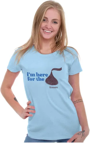 Vista 3 de Camiseta para mujer con texto en inglés "I'm Here for The Kisses" Hershey's