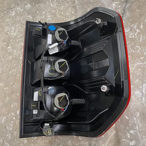 Vista 5 de Ford 2022-2024 Maverick LH Driver Conjunto de lámpara trasera halógena NZ6Z-13405-A NZ6Z-13405-C