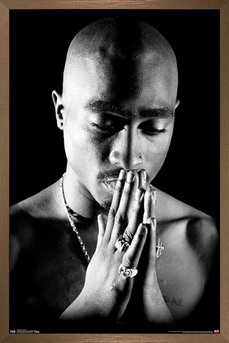 Vista 8 de Trends International Tupac - Póster de pared rezando, 14.725 x 22.375 pulgadas, versión enmarcada de madera de granero