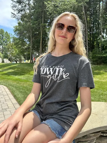 Vista 2 de Country Music Shirt Women Small Town Girl Shirt Vintage Letter Graphic Tee Tops Casual Short Sleeve Tops