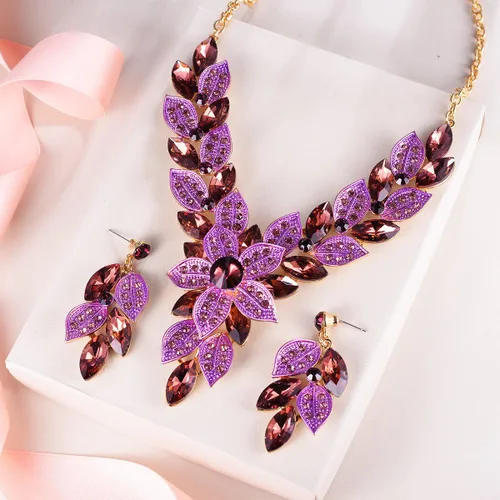Vista 4 de EVER FAITH Juego de aretes de cristal elegante para mujer, diseño de flores y hojas