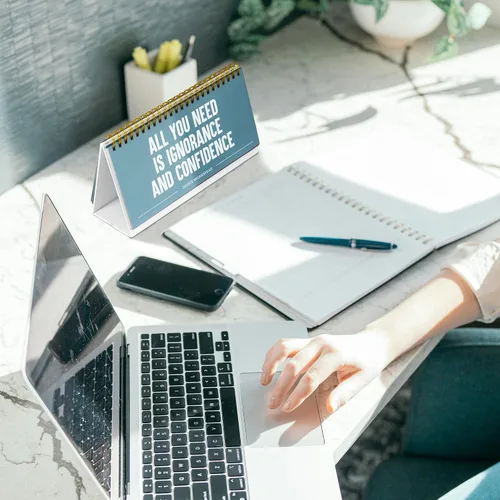 Vista 8 de YOBRO Regalos de oficina para compañeros de trabajo, divertidos letreros de escritorio – 50 mensajes divertidos de escritorio, letrero de humor