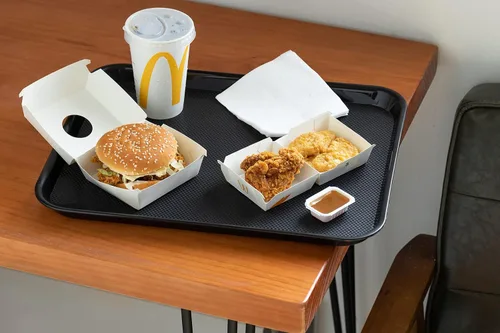 Vista 4 de Aebeky Bandejas de plástico para cafetería, bandejas de comida rápida, 13 x 17 pulgadas, juego de 6 (negro)