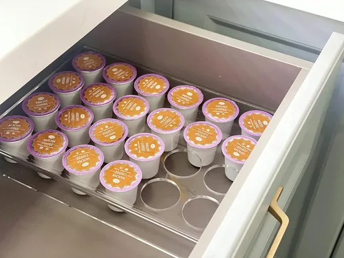 Vista 4 de IEEK Paquete de 2 soportes planos de 24 ranuras para cápsulas de café, organizador de cajones de taza K para oficina y cocina, bandeja organizadora