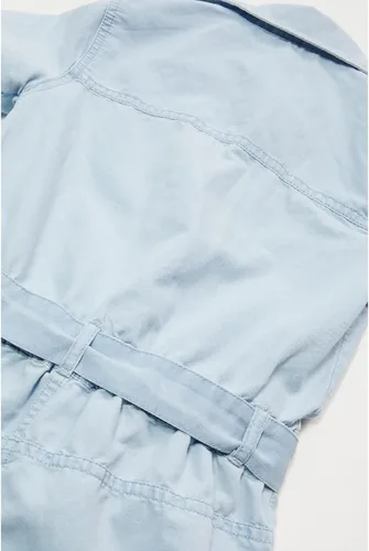 Vista 2 de Tommy Hilfiger Mameluco de mezclilla para niña con cinturón frontal y cierre a presión