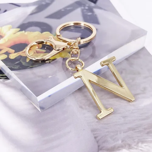 Vista 2 de Llavero de letra A-Z dorado para mujeres y hombres, bolso de mano de metal con letra inicial del alfabeto