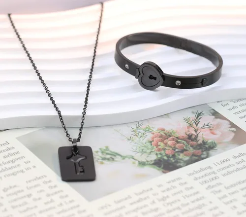 Vista 4 de MYNENEY Juego de pulsera con cerradura y llavero para parejas, brazalete de corazón de acero inoxidable para hombres y mujeres, regalo romántico