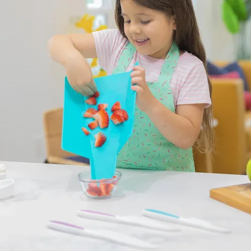 Vista 6 de TOVLA JR. Juego Premium de Cuchillos y Tabla de Cortar Seguros para Niños Montessori – Herramientas Reales de Cocina para Niños Pequeños y Jóvenes