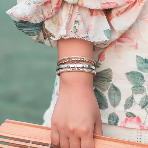 Vista 4 de FANCY SHINY Pulseras bohemias de cuero con cuentas doradas para mujer, apilables con cierre magnético