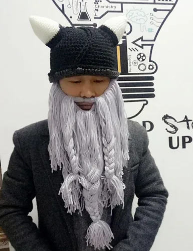 Vista 4 de YEKEYI Sombrero de cuerno de barba vikingo gorro de invierno cálido máscara de lana tejida divertida gorra de calavera