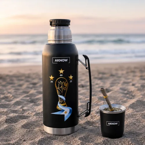Vista 6 de Thermo Argentino mate agua Copa del Mundo Botella de acero inoxidable con bandera argentina 1LT (negro)
