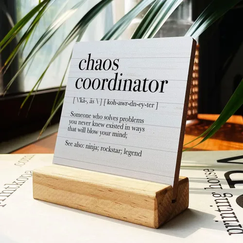 Vista 2 de Letrero de madera con texto en inglés "Country Chaos Coordinator Definition", decoración rústica de escritorio con texto en inglés «Someone Who