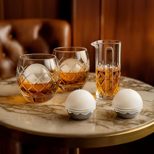 Vista 2 de Final Touch On The Rock Glass con molde de bola de hielo y jigger de medición, eleva tu experiencia de whisky, whisky y bourbon Movimiento