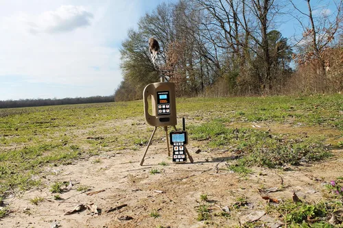 Vista 2 de MOJO Outdoors Señuelo de llamadas electrónicas de triple amenaza, sistema de llamadas completo de 3 partes para la caza exitosa de depredadores