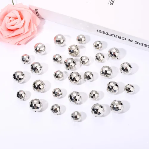 Vista 2 de 50 cuentas de bola de discoteca para hacer joyas, cuentas reflectantes de bola de espejo facetadas, dijes plateados de mini bola de discoteca