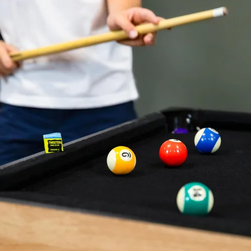 Vista 9 de Sunnydaze - Mesa de juego 10 en 1 combinada, mesa de juegos múltiples con billar, hockey de empuje, futbolín, ping pong, ajedrez, damas, backgammon