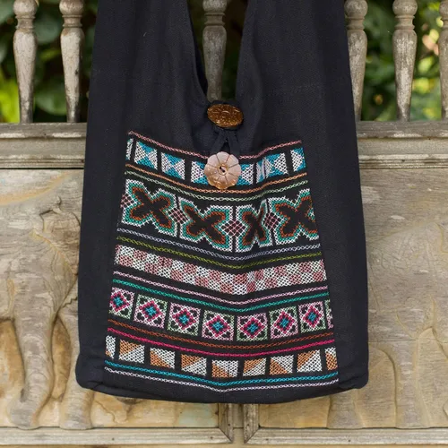 Vista 2 de NOVICA Bolso de hombro cruzado de algodón geométrico negro y rojo, Tribal Tradition