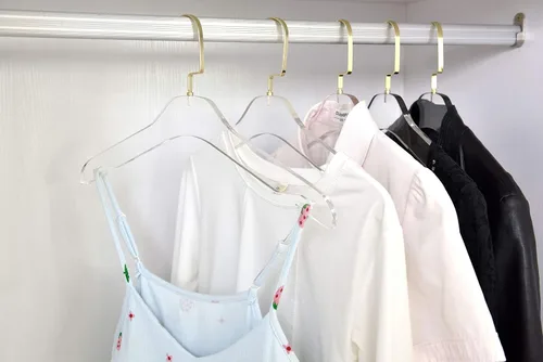 Vista 7 de Perchas de acrílico transparente de calidad, paquete de 5, elegante colgador con ganchos dorados, organizador de armario que ahorra espacio