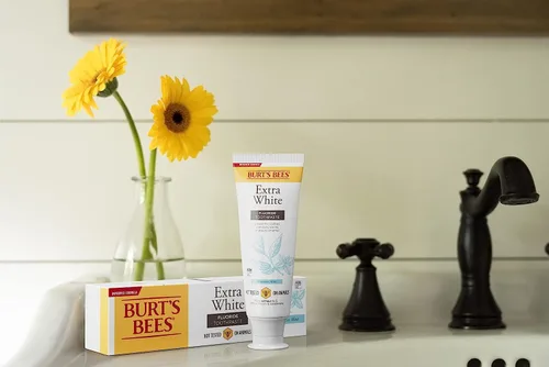 Vista 6 de Pasta de dientes Burt's Bees Extra White, pasta de dientes con flúor, sabor natural, menta de montaña, 4.7 oz, paquete de 3