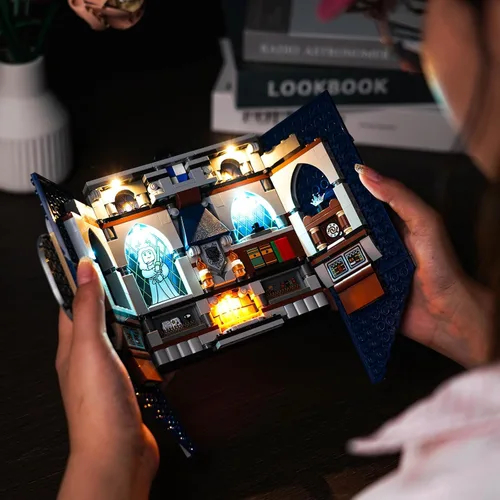 Vista 5 de LocoLee Luz LED compatible con Lego Ravenclaw House Banner 76411, Hogwarts Castle 3D juego de iluminación creativa de pared de habitación, regalo